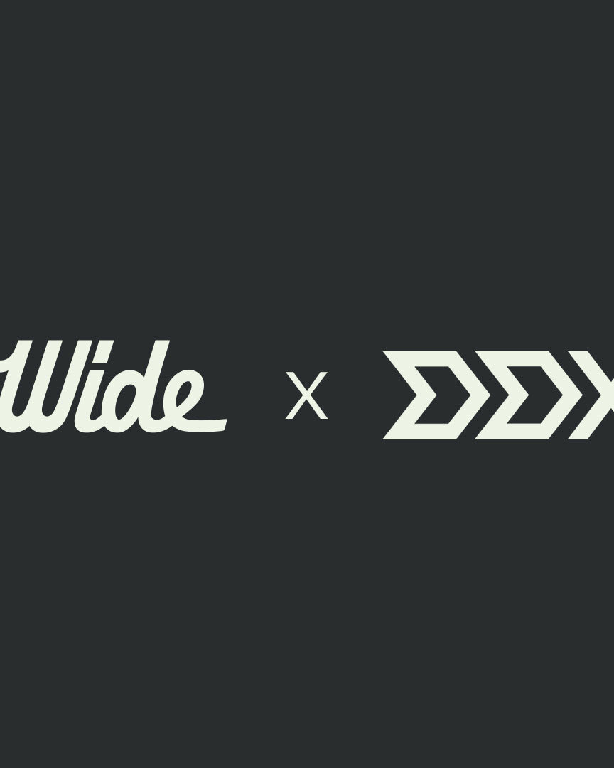 Das Logo von WIDE Communication und das Logo der DDX Conference auf dunklem Grund.